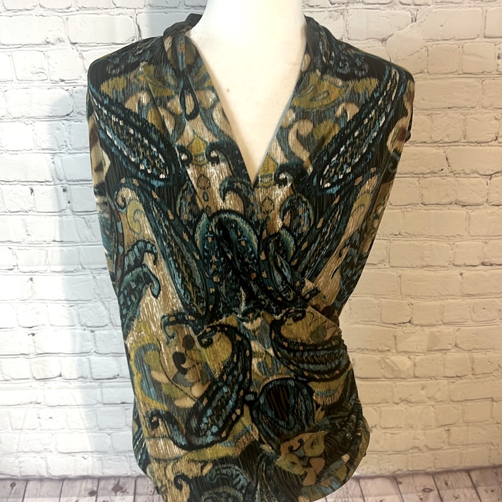 DRESS BARN large short sleeve V neck blouse. In excellent condition. Spandex